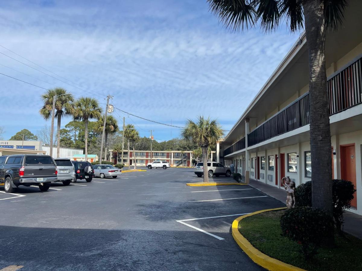 Hole Inn The Wall Hotel - Fort Walton Beach - Sunset Plaza - Nearby Beaches & Hurlburt Экстерьер фото