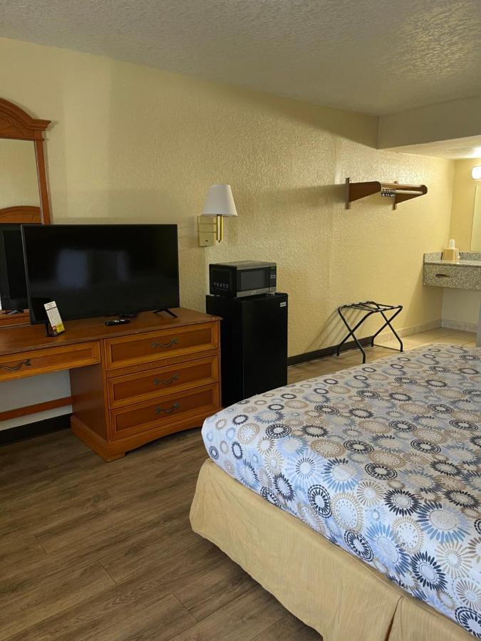 Hole Inn The Wall Hotel - Fort Walton Beach - Sunset Plaza - Nearby Beaches & Hurlburt Экстерьер фото