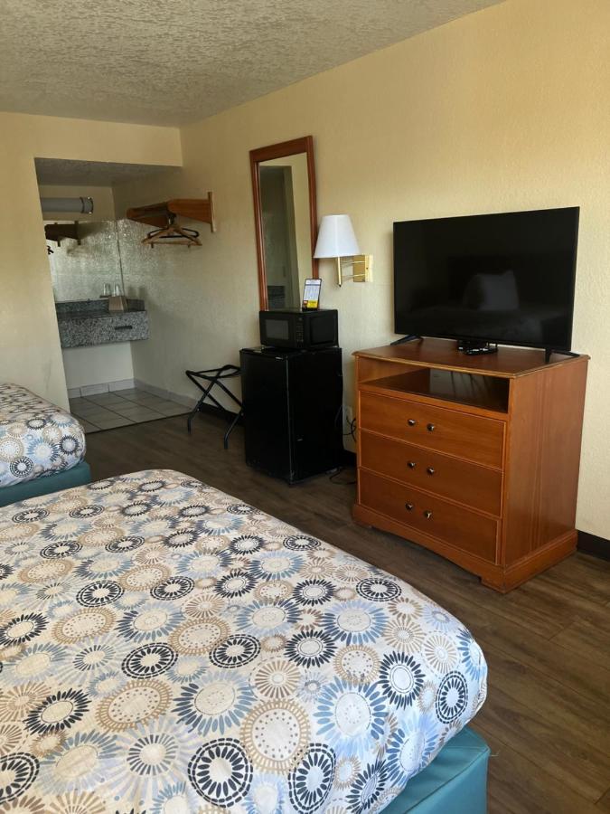 Hole Inn The Wall Hotel - Fort Walton Beach - Sunset Plaza - Nearby Beaches & Hurlburt Экстерьер фото