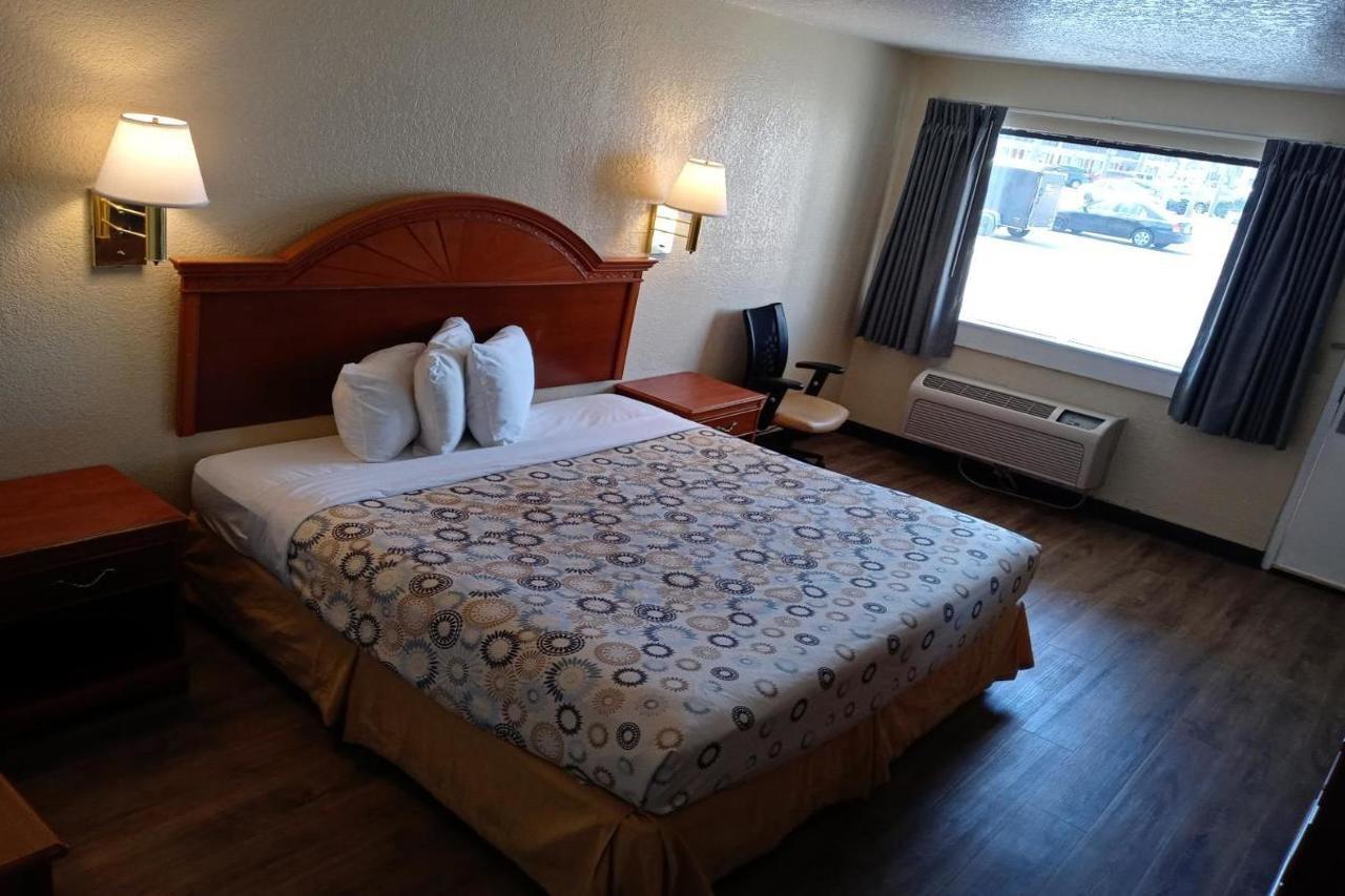 Hole Inn The Wall Hotel - Fort Walton Beach - Sunset Plaza - Nearby Beaches & Hurlburt Экстерьер фото