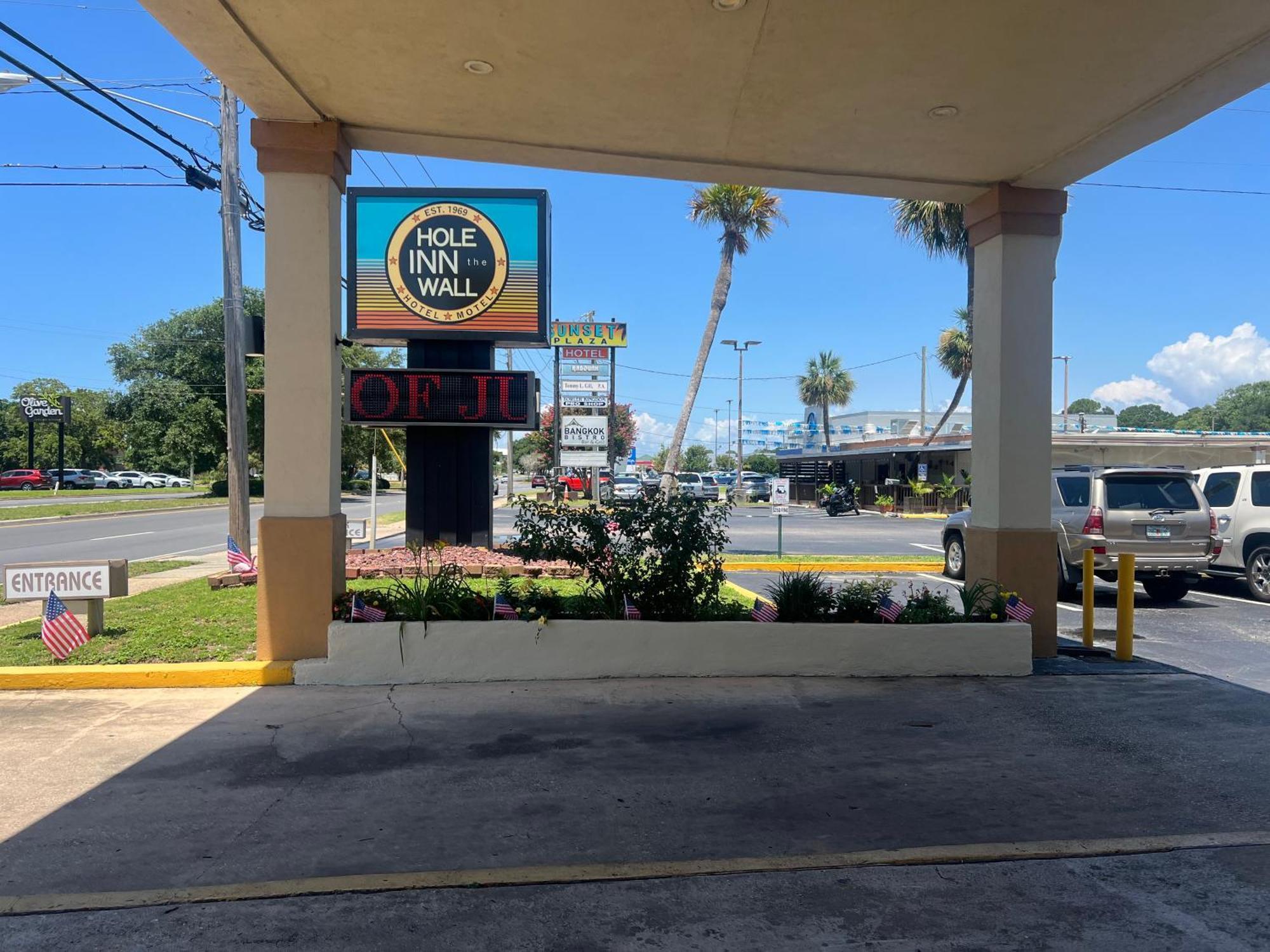 Hole Inn The Wall Hotel - Fort Walton Beach - Sunset Plaza - Nearby Beaches & Hurlburt Экстерьер фото