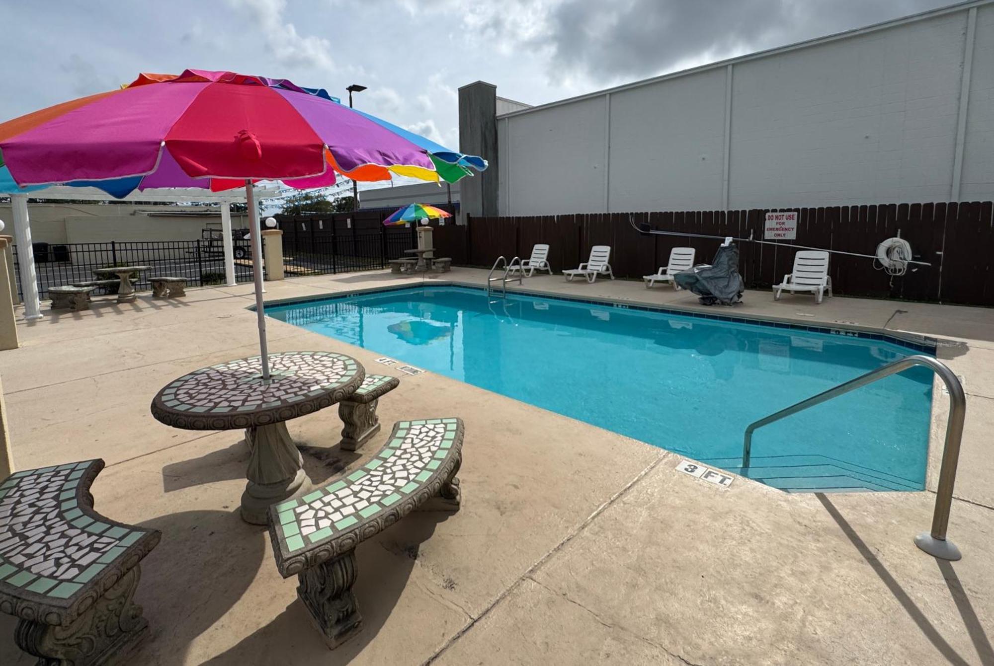 Hole Inn The Wall Hotel - Fort Walton Beach - Sunset Plaza - Nearby Beaches & Hurlburt Экстерьер фото