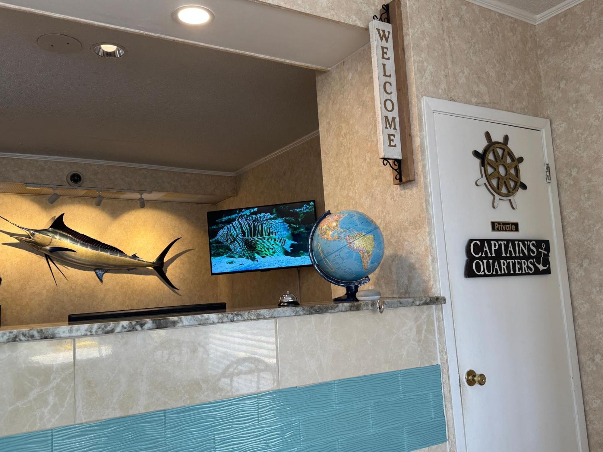 Hole Inn The Wall Hotel - Fort Walton Beach - Sunset Plaza - Nearby Beaches & Hurlburt Экстерьер фото