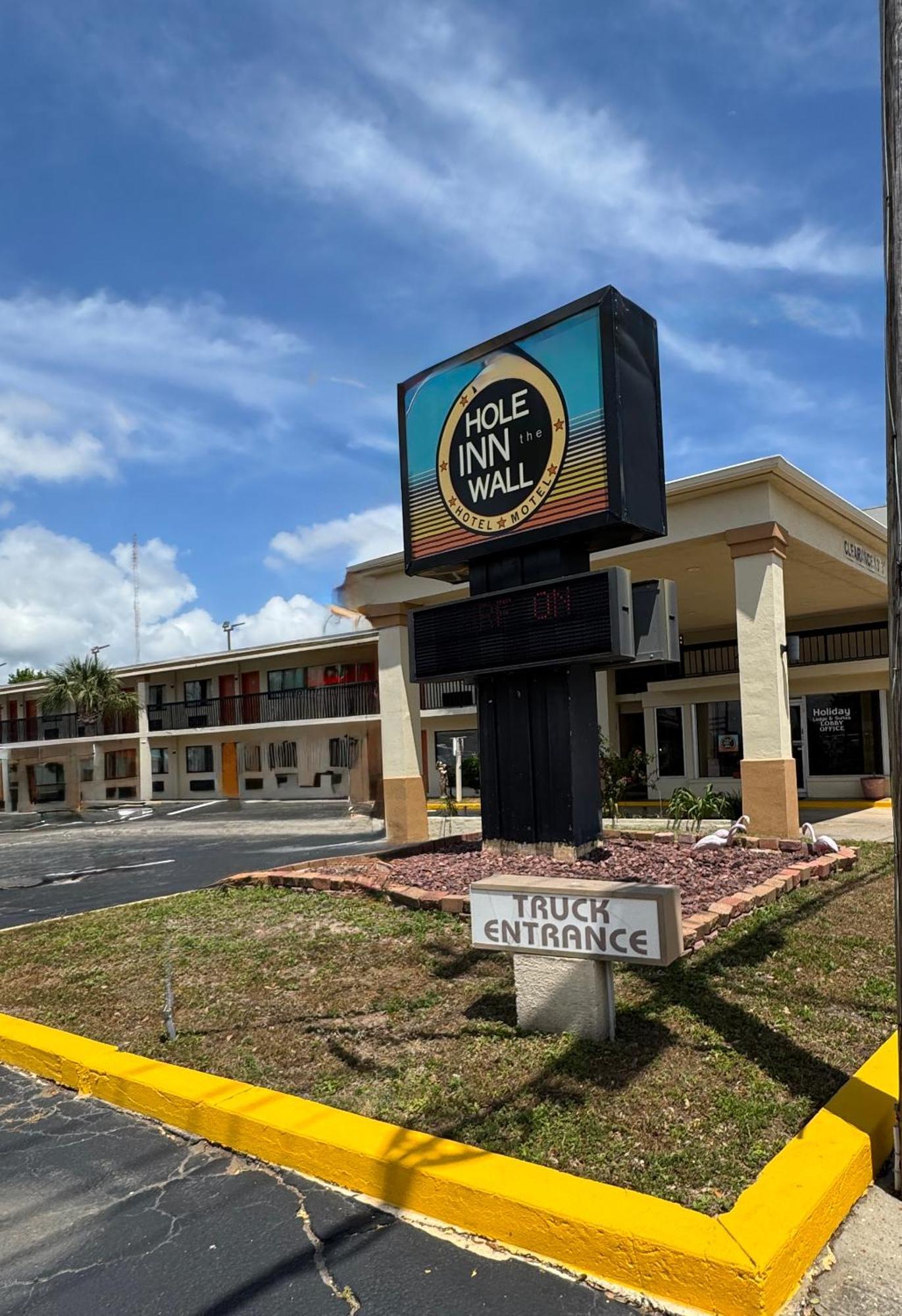 Hole Inn The Wall Hotel - Fort Walton Beach - Sunset Plaza - Nearby Beaches & Hurlburt Экстерьер фото